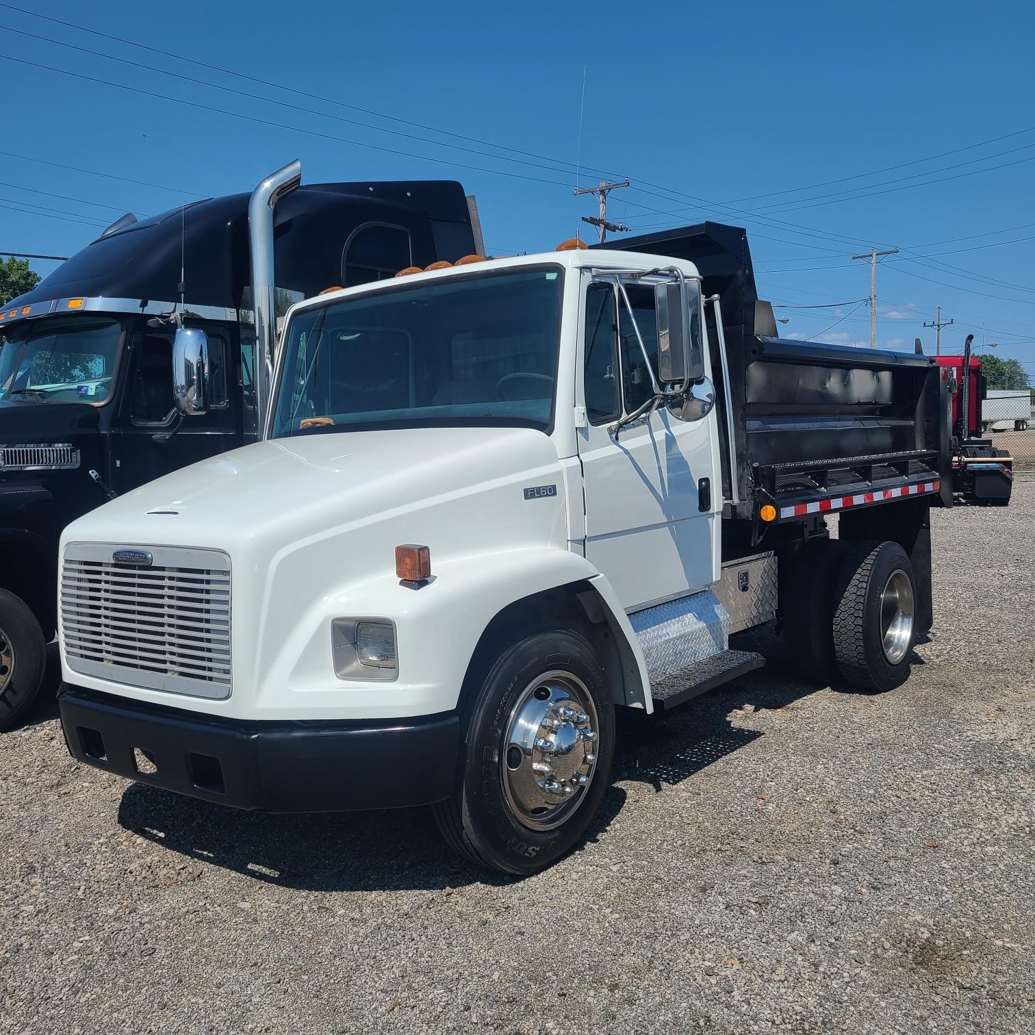 1999 FREIGHTLINER FL60 - image 1 of 6