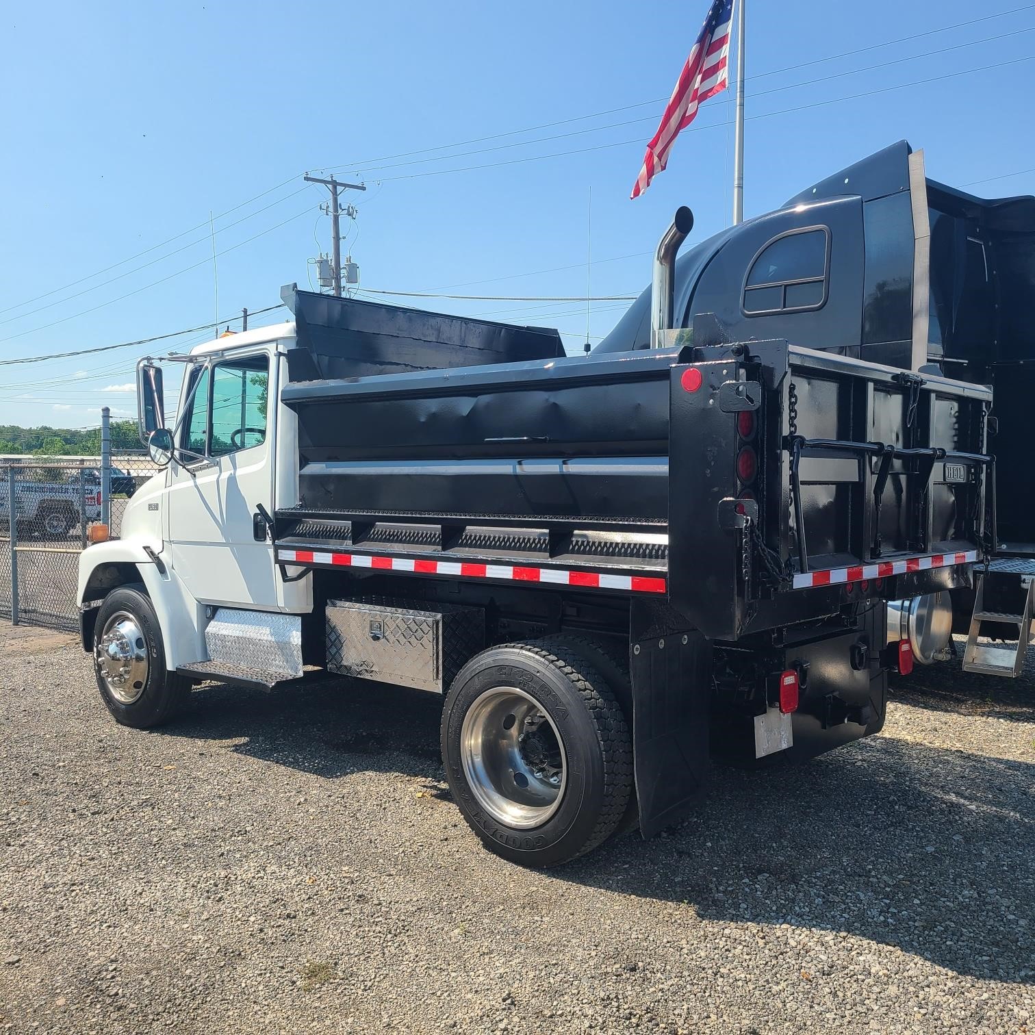 1999 FREIGHTLINER FL60 - image 4 of 6