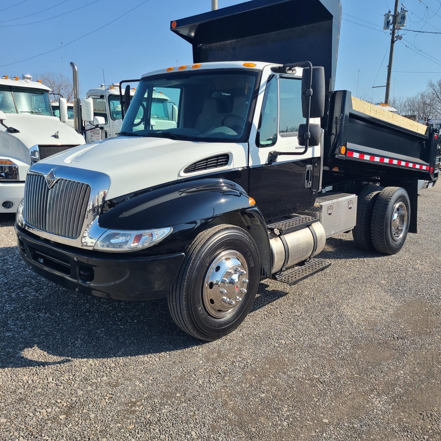 2006 INTERNATIONAL DURASTAR 4300 - image 1 of 6