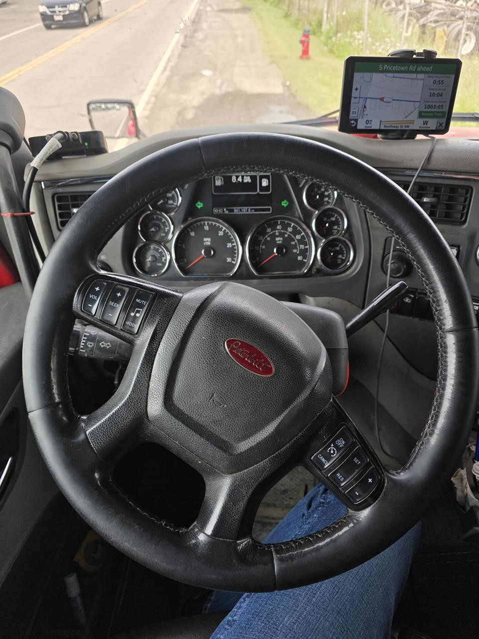 2016 PETERBILT 579 - image 2 of 6