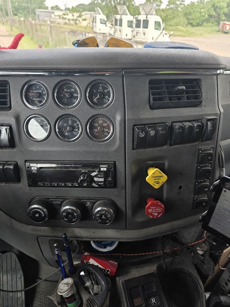2016 PETERBILT 579 - image 3 of 6