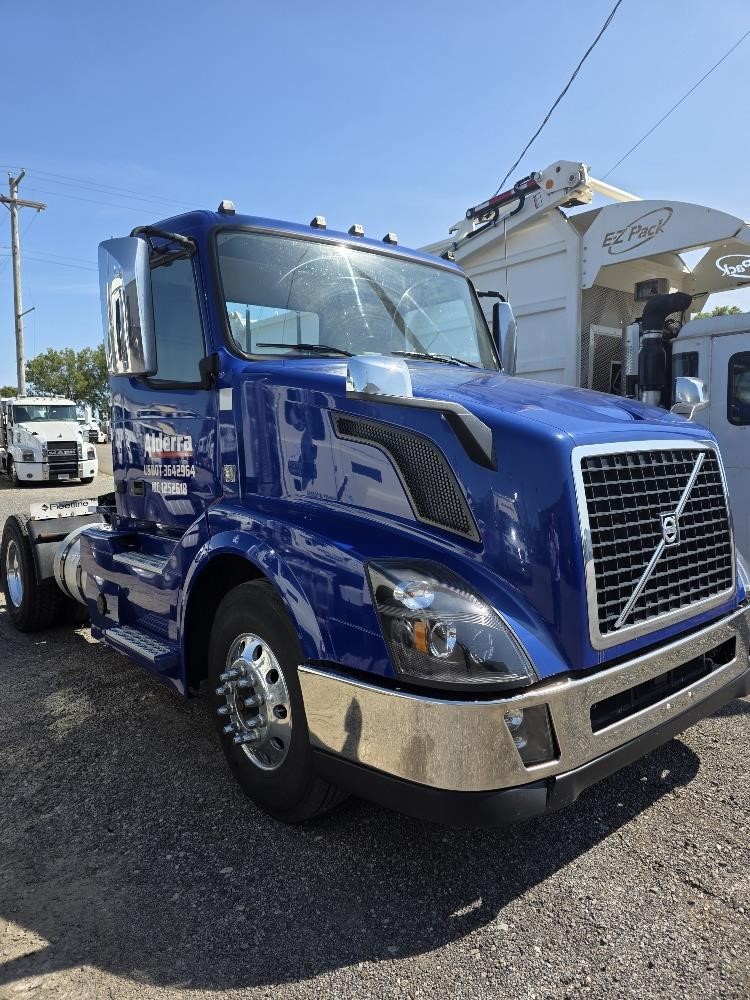 2017 VOLVO VNL42T300 - image 1 of 6