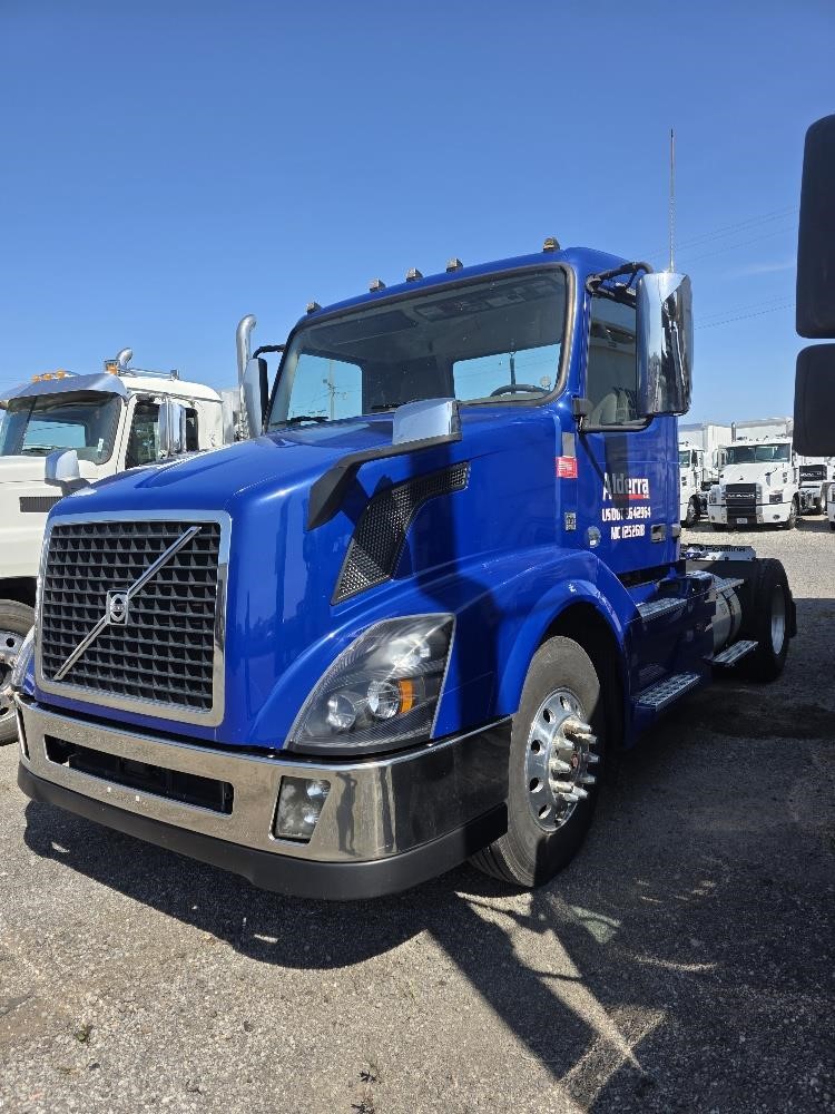2017 VOLVO VNL42T300 - image 2 of 6