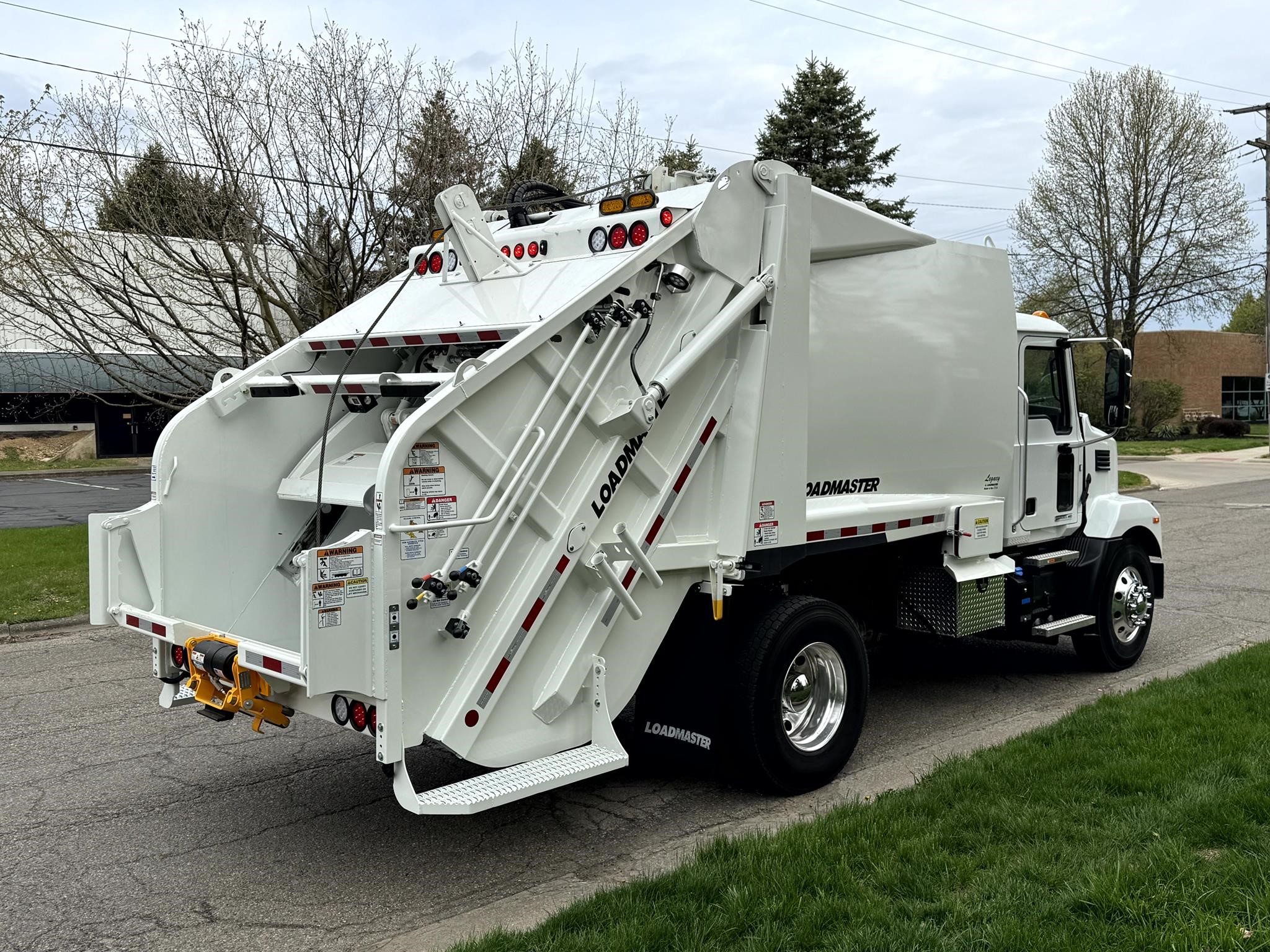 2025 MACK MD6 - image 3 of 6