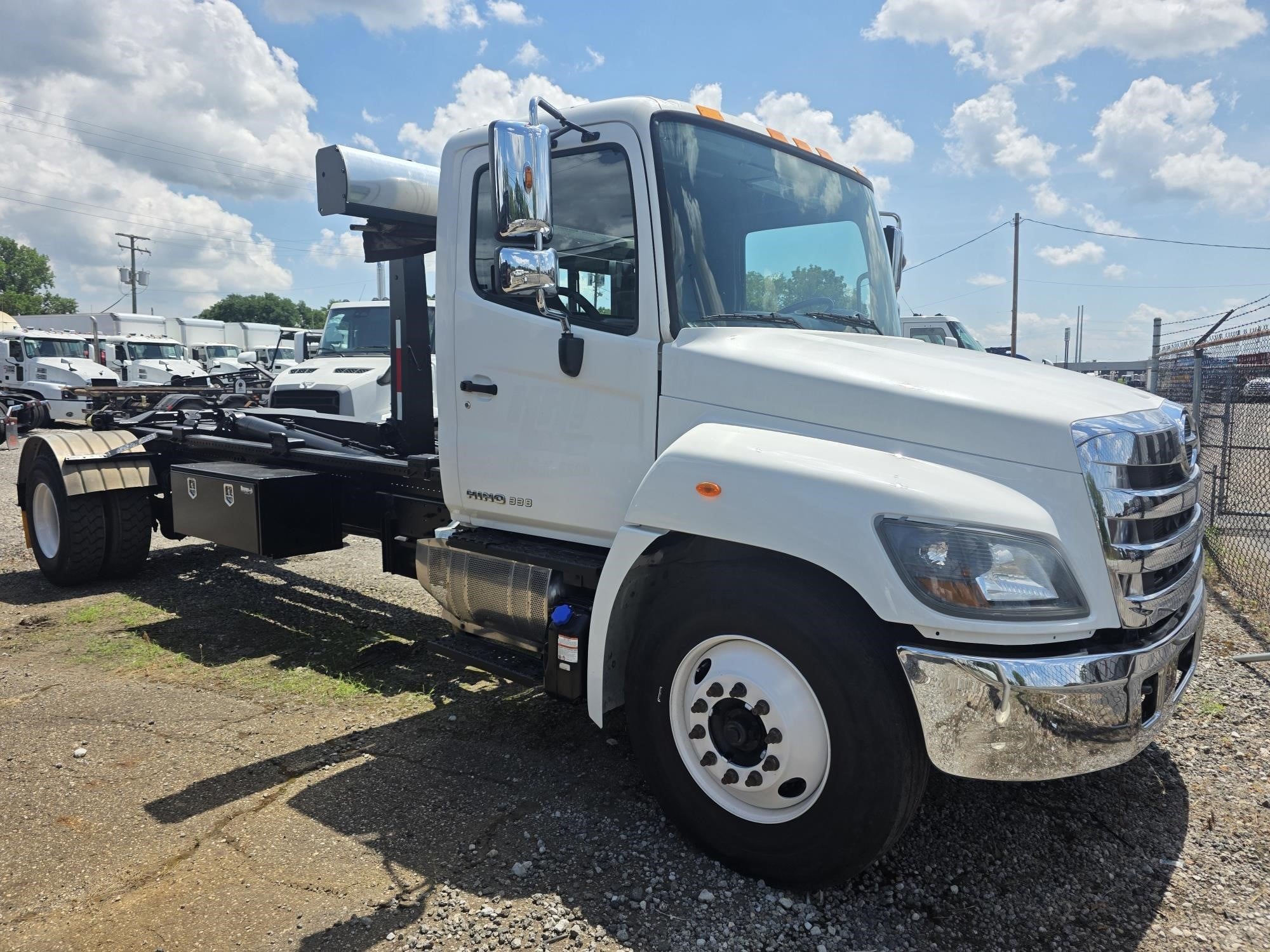 2018 HINO 338 2018 HINO 338 - image 2 of 6