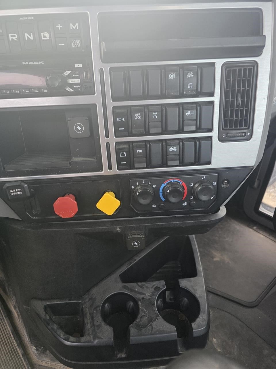 2021 MACK PINNACLE 64T 2021 MACK PINNACLE 64T - image 4 of 6