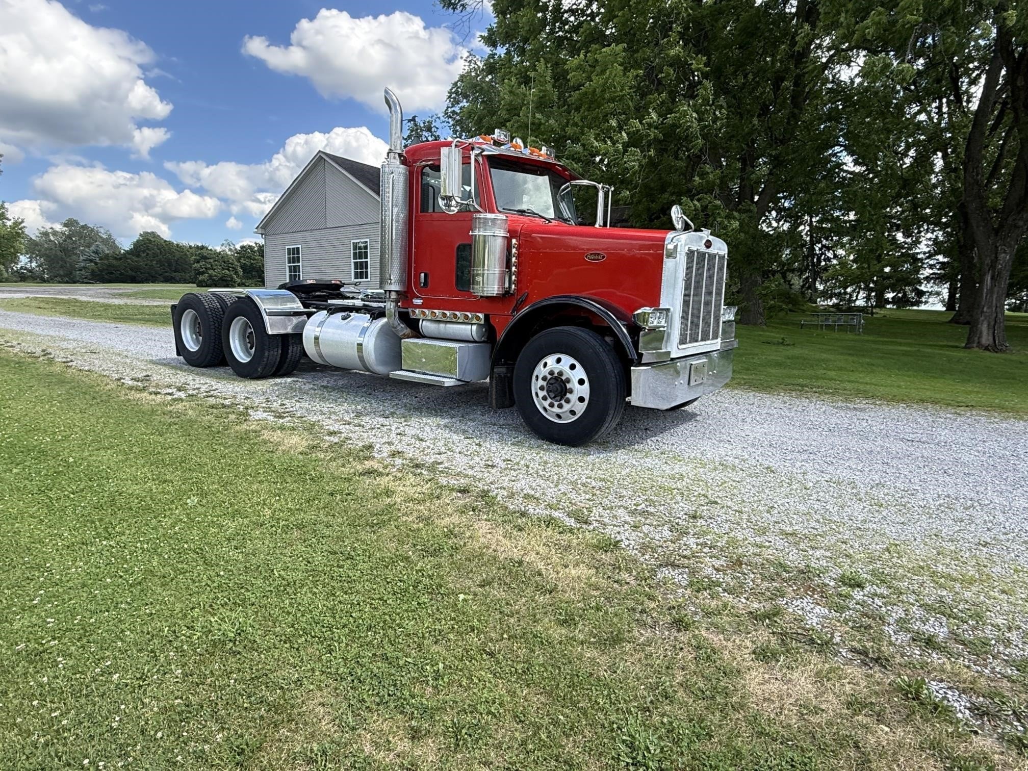2005 PETERBILT 379 2005 PETERBILT 379 - image 2 of 6