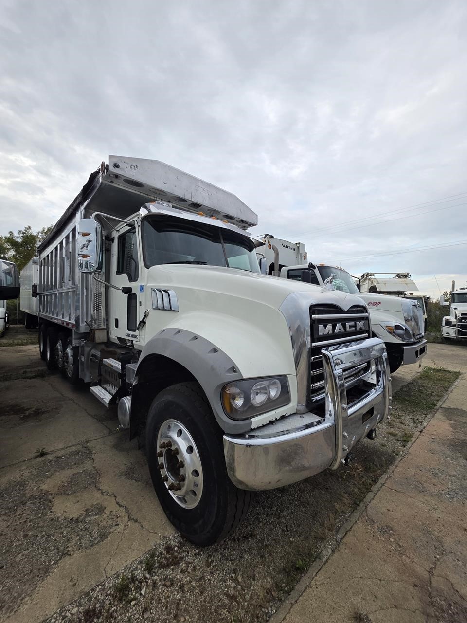 2016 MACK GRANITE GU713 2016 MACK GRANITE GU713 - image 1 of 6